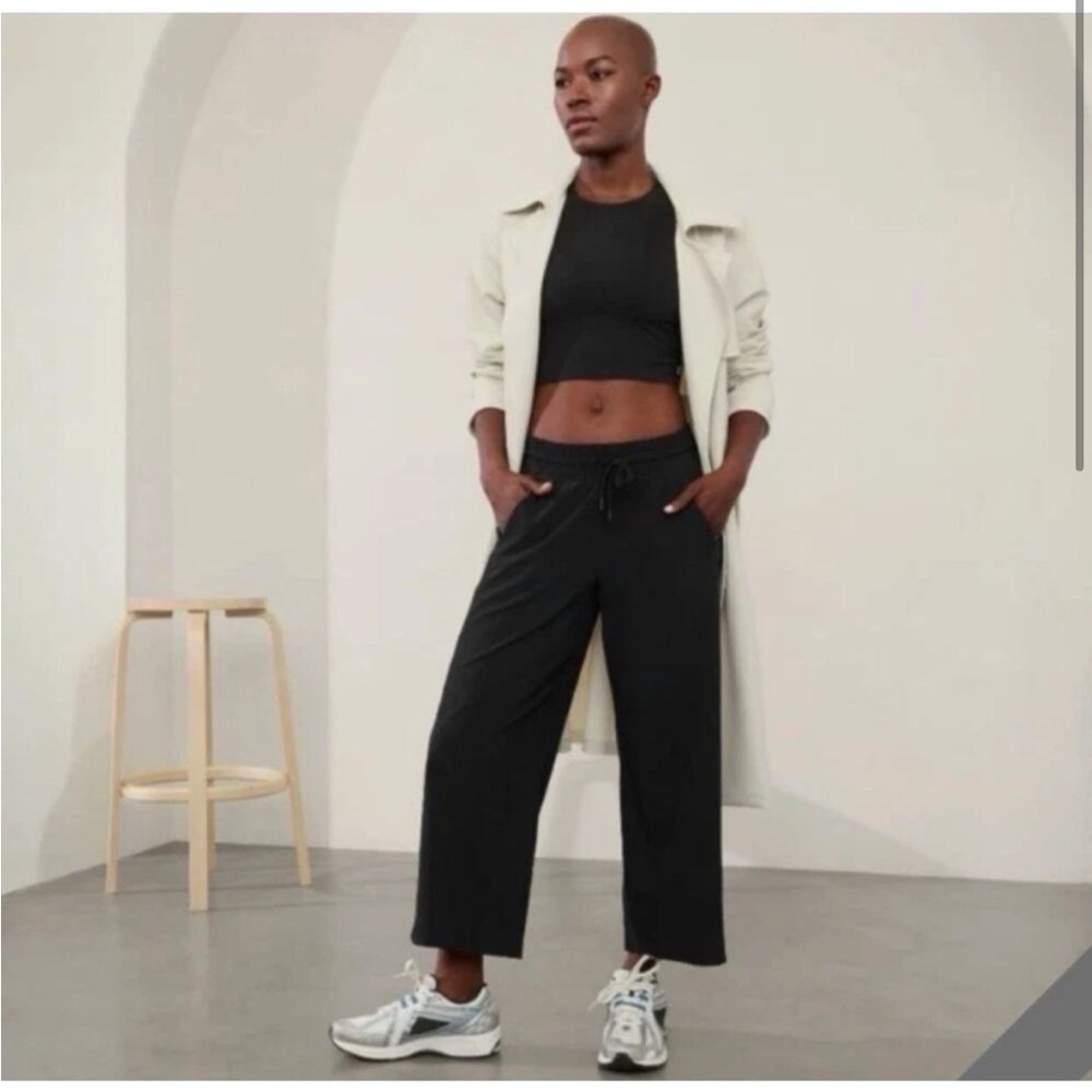 Athleta Avenue Wide Leg Crop Pant in Black Size 4